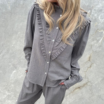 STORIES FROM THE ATELIER by COPENHAGENSHOES AS A HUG SHIRT 500 BLACK/CREAM