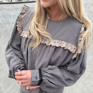 STORIES FROM THE ATELIER by COPENHAGENSHOES LIKE THE MELODY SHIRT 500 BLACK/CREAM