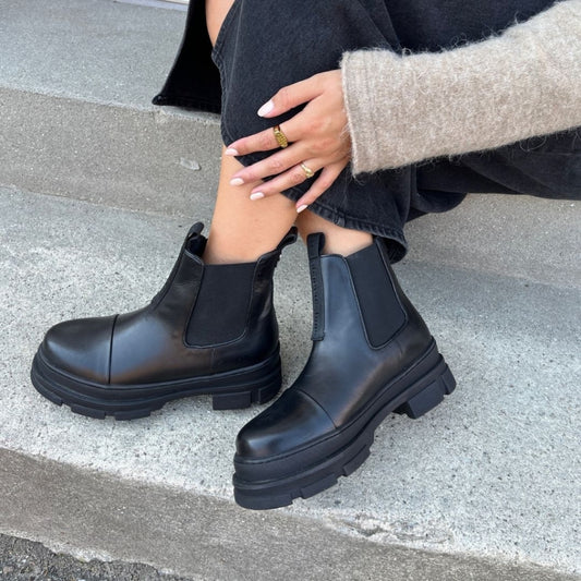 COPENHAGEN SHOES YOU AND ME LOW Stiefel 565 Black (with black sole)